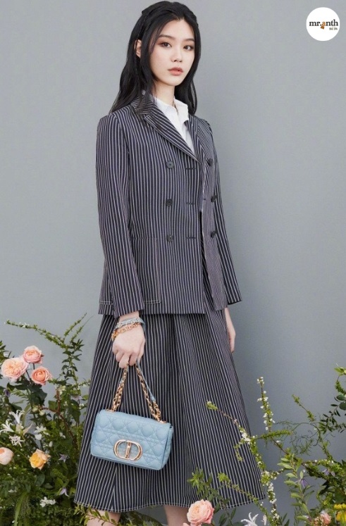 Đeo dây túi Dior như Hề Mộng Dao