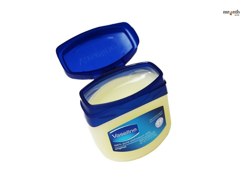 Sử dụng vaseline vệ sinh vết sơn giày
