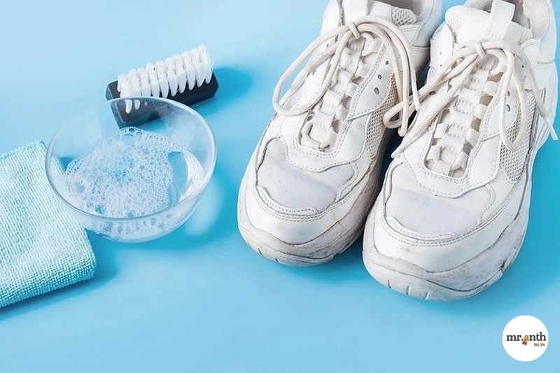 Dùng xà phòng và nước tẩy tẩy vết sơn trên giày