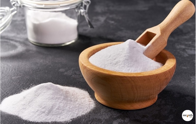 Sử dụng baking soda hoặc bột bắp tẩy vết son trên túi da