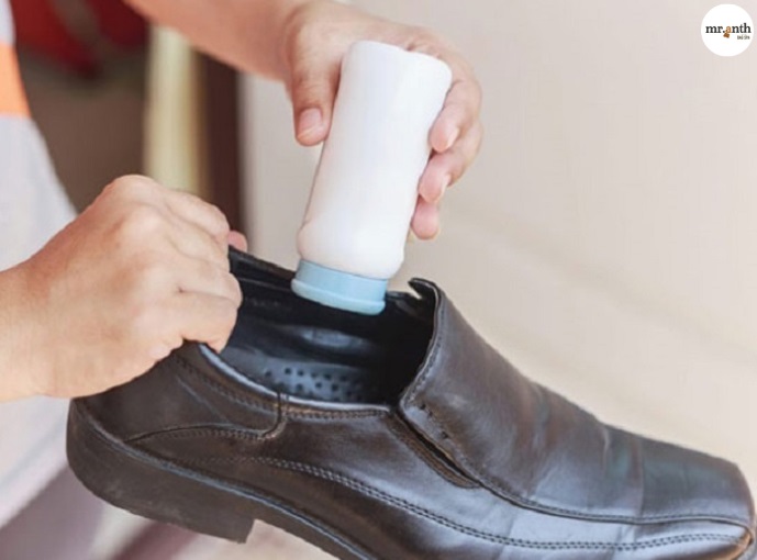 Mẹo làm mềm giày da mới mua bằng cách phấn rôm em bé giúp làm mềm giày da