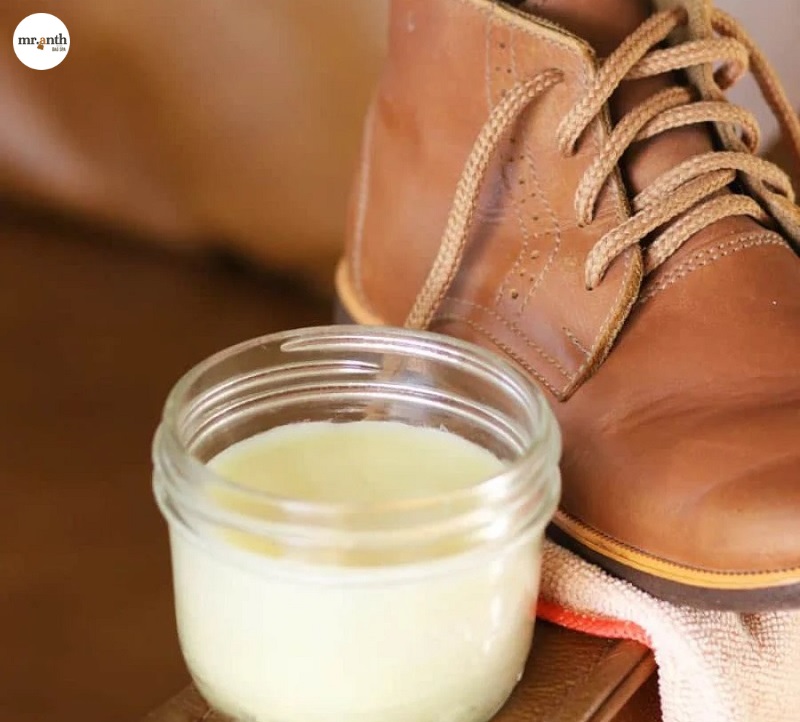 Làm mềm giày da mới mua bằng vaseline