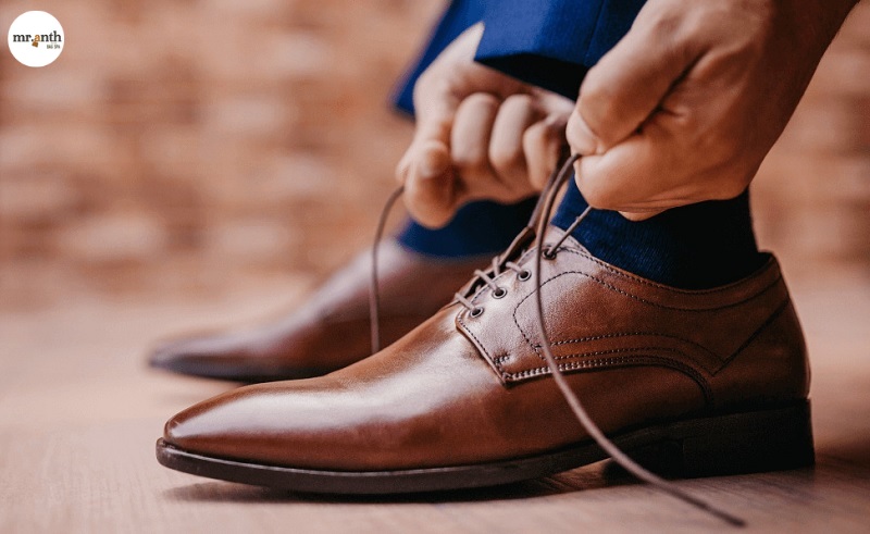 Mẹo làm mềm giày da mới mua