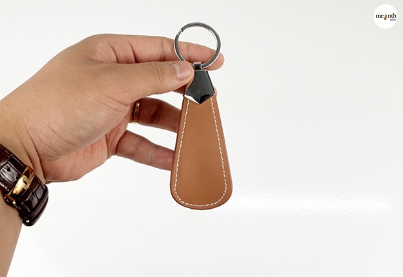 Đón gót giày bằng móc khóa