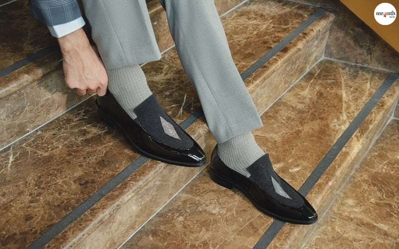 Giày lười đi tất gì?