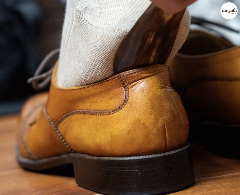 Sử dụng Shoehorn khi mang giày hàng ngày