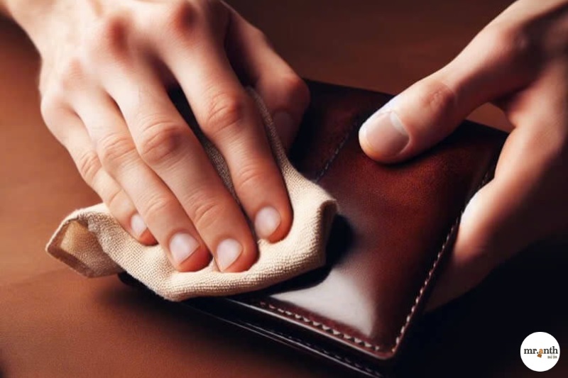 Dùng nước ấm và xà phòng làm mới ví da