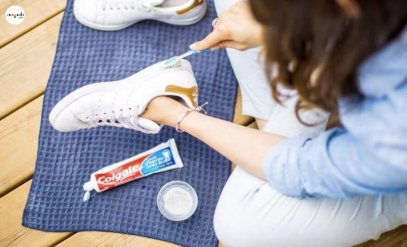 Sử dụng kem đánh răng giặt giày Adidas màu trắng