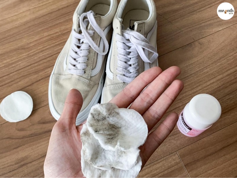 Dùng Acetone (Nước tẩy sơn móng tay) làm trắng đế giày cao su