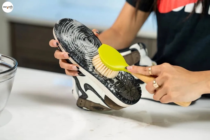 Vệ sinh đế giày nike
