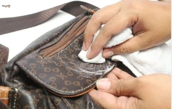 Cách vệ sinh túi da bò bằng sử dụng xà phòng