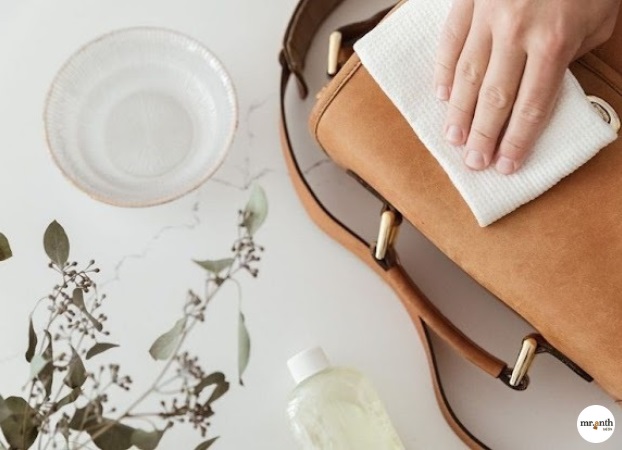 Sử dụng nước rửa chén và nước ấm vệ sinh túi da bò