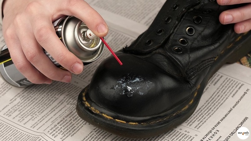 Cách giặt giày boot da trơn