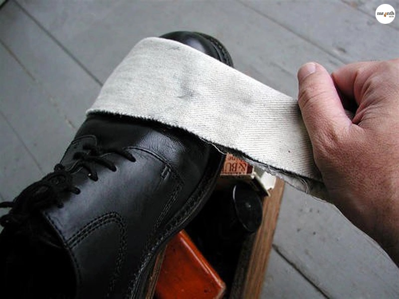 Cách giặt giày boot da trơn
