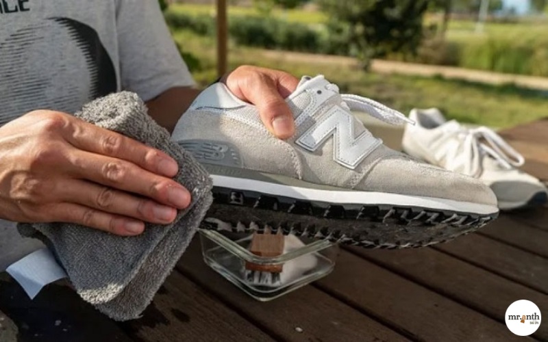 Cách vệ sinh giày New Balance da lộn