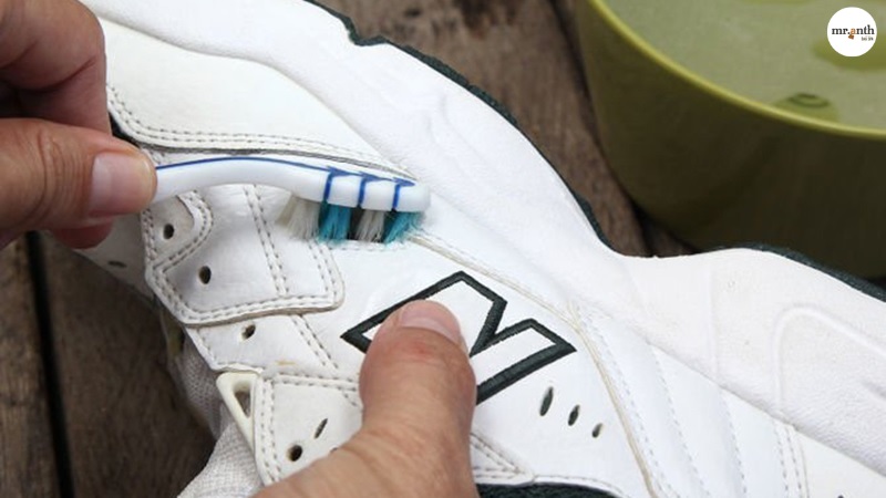 Cách vệ sinh giày New Balance da tổng hợp