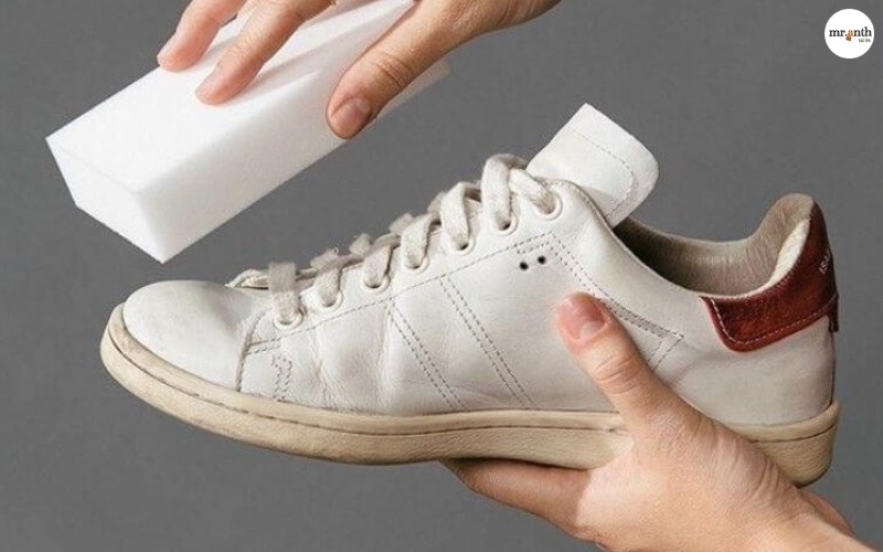 Vệ sinh giày Stan Smith bằng cách sử dụng bột giặt và nước tẩy