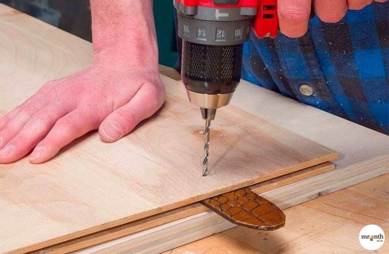 Đục lỗ dây lưng da bằng khoan điện