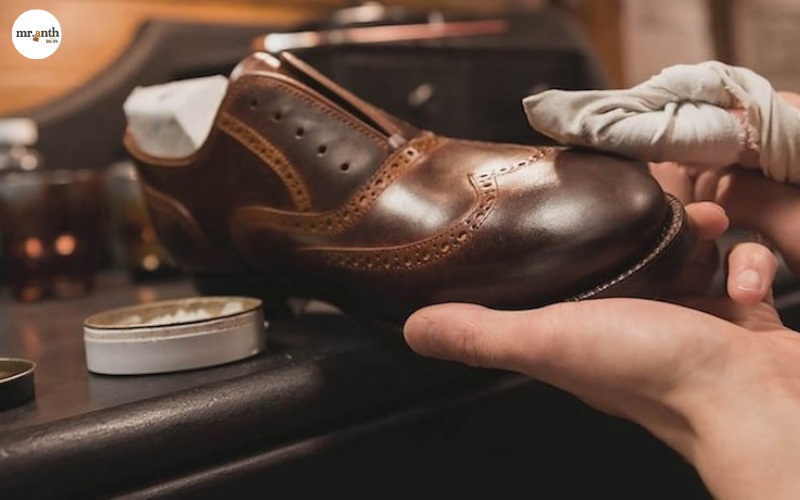 Hướng dẫn các bước vệ sinh giày da đơn giản tại nhà