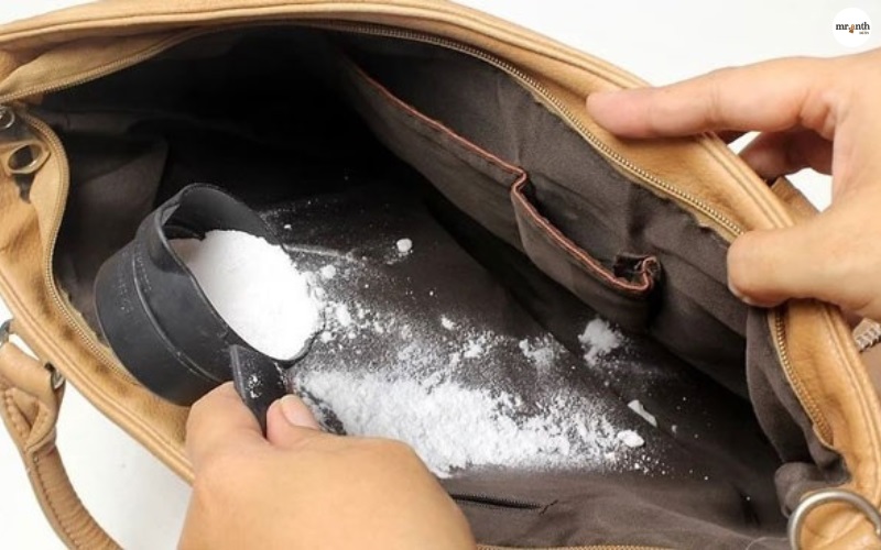 Vệ sinh lót bên trong túi xách bằng bột baking soda
