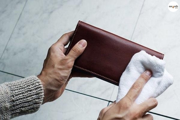 Vệ sinh ví da do bụi bẩn