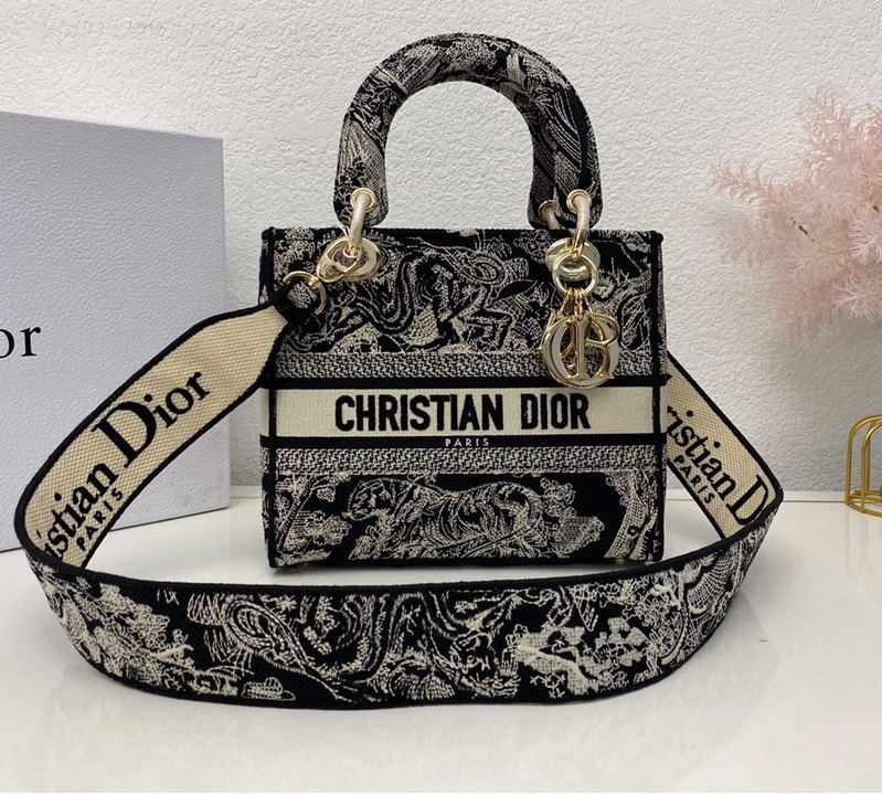 Các kiểu dây phổ biến của túi Dior